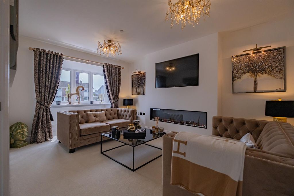 Property photo 3 of 19 Lounge