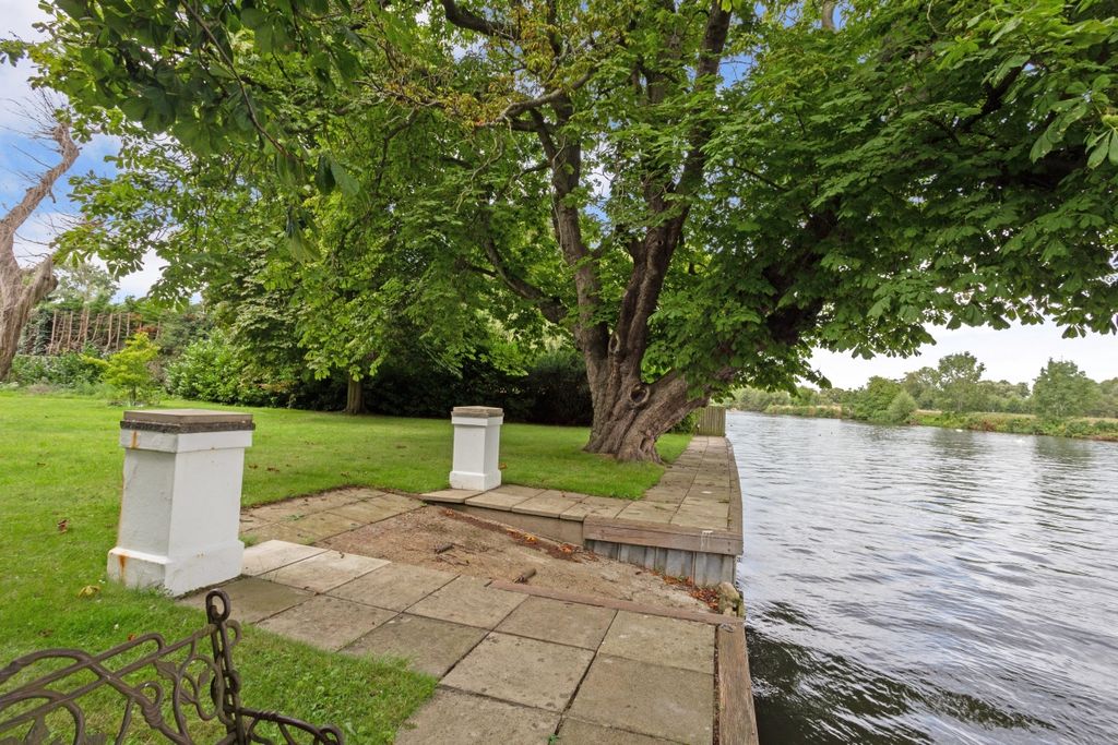Property photo 2 of 32