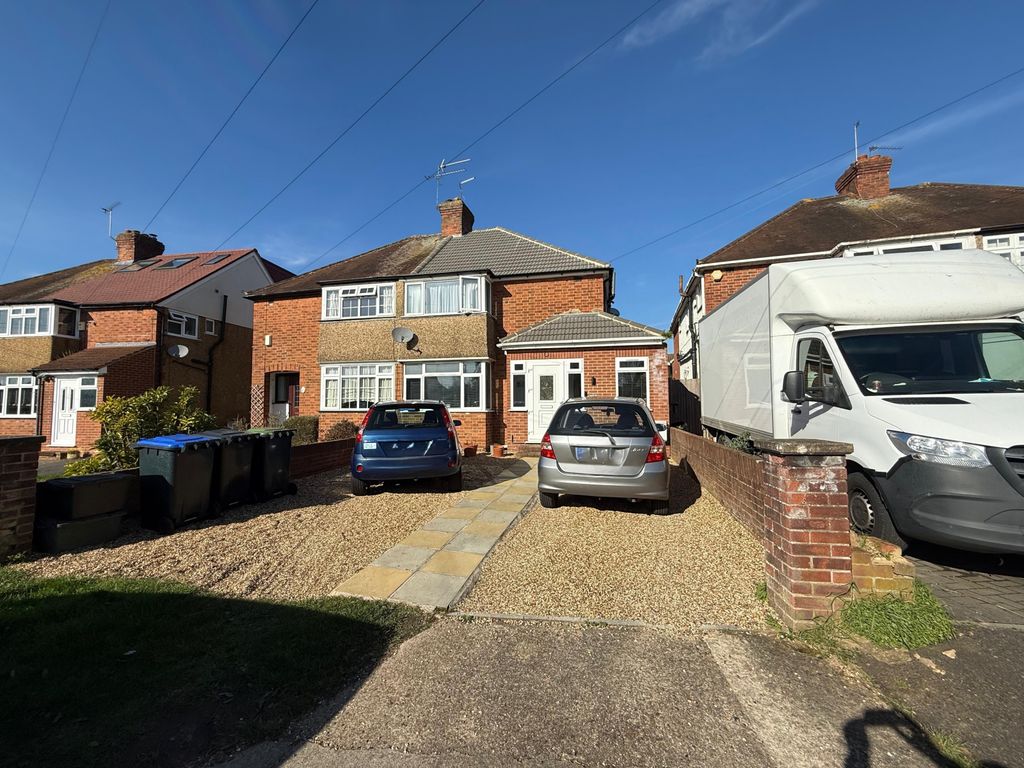 Property photo 1 of 18 3-Bedroom Freehold Family Home With Annex €“ Wendover Road, Burnham Sl1