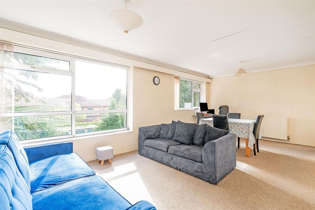 Property photo 2 of 13 6 Keresley Close_12.Jpg
