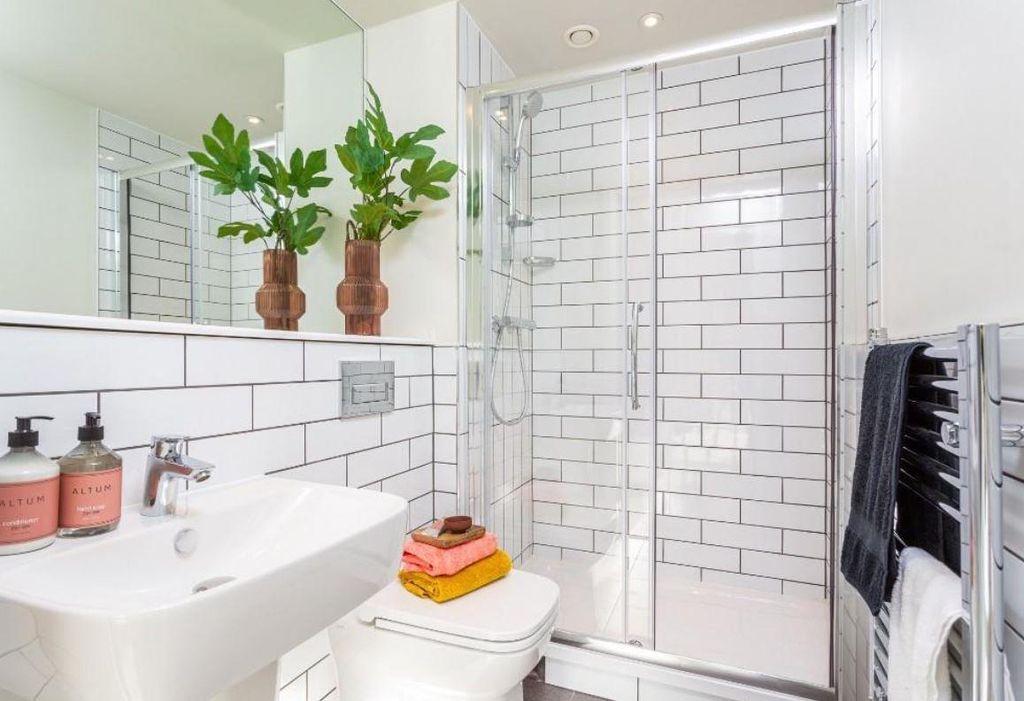 Property photo 3 of 4 Bathroom.Jpg