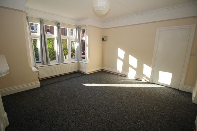 Property photo 3 of 8 Lounge1