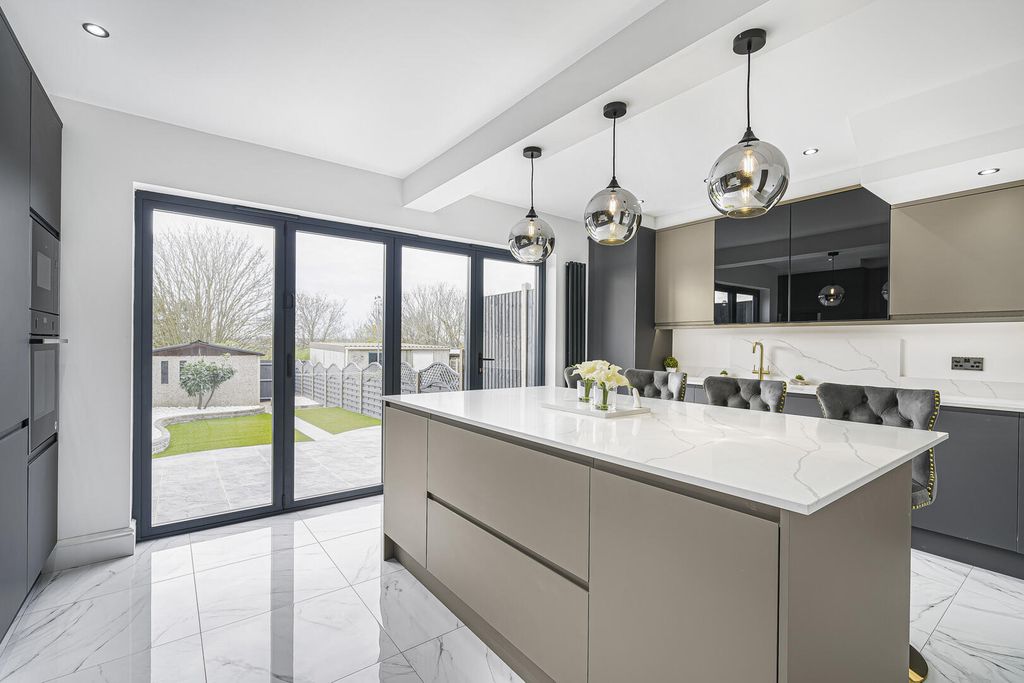 Property photo 3 of 20 Kitchen