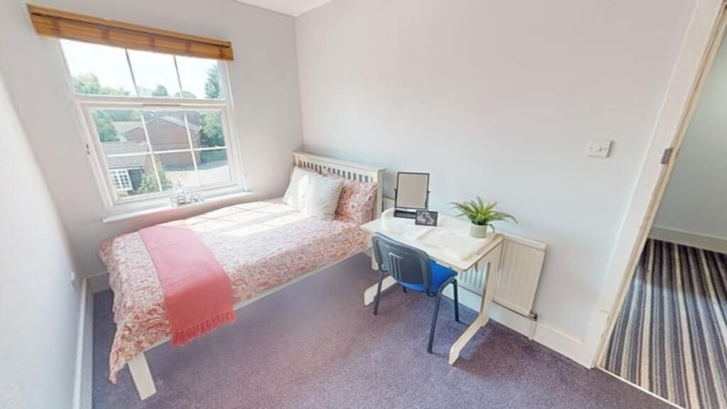 Property photo 3 of 11 A Bright And Tidy Single Bedroom Featuring A Bed P...