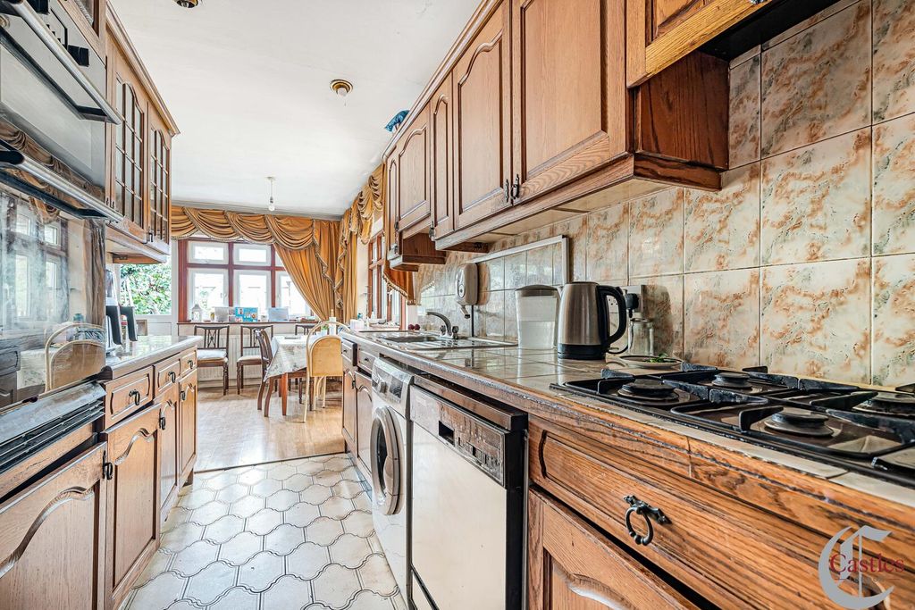 Property photo 3 of 31 Kitchen
