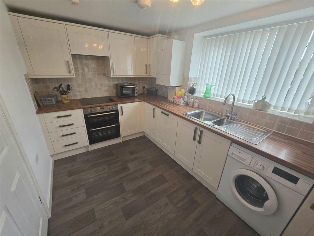 Property photo 3 of 11 Kitchen