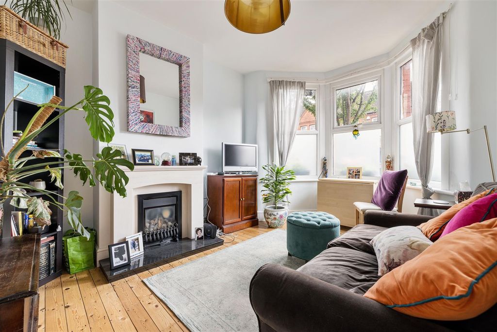 Property photo 2 of 15 Seymour Road, E10