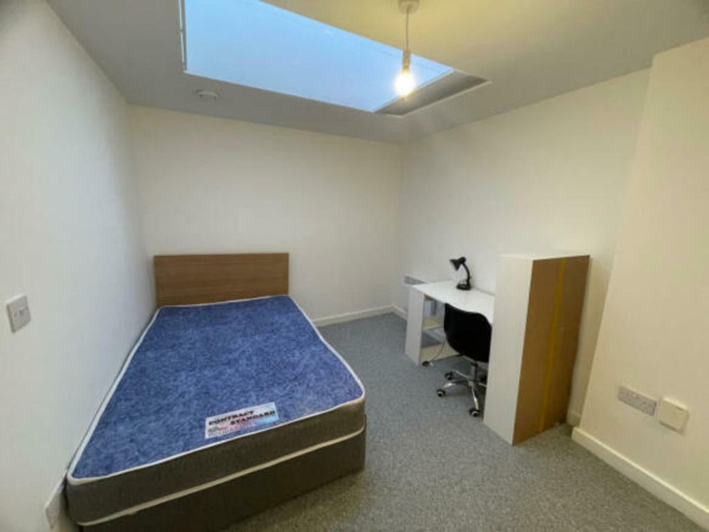 Property photo 1 of 7 Bedroom