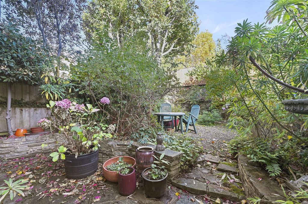 Property photo 2 of 19 Oxford Gate - 3 (1).Jpg