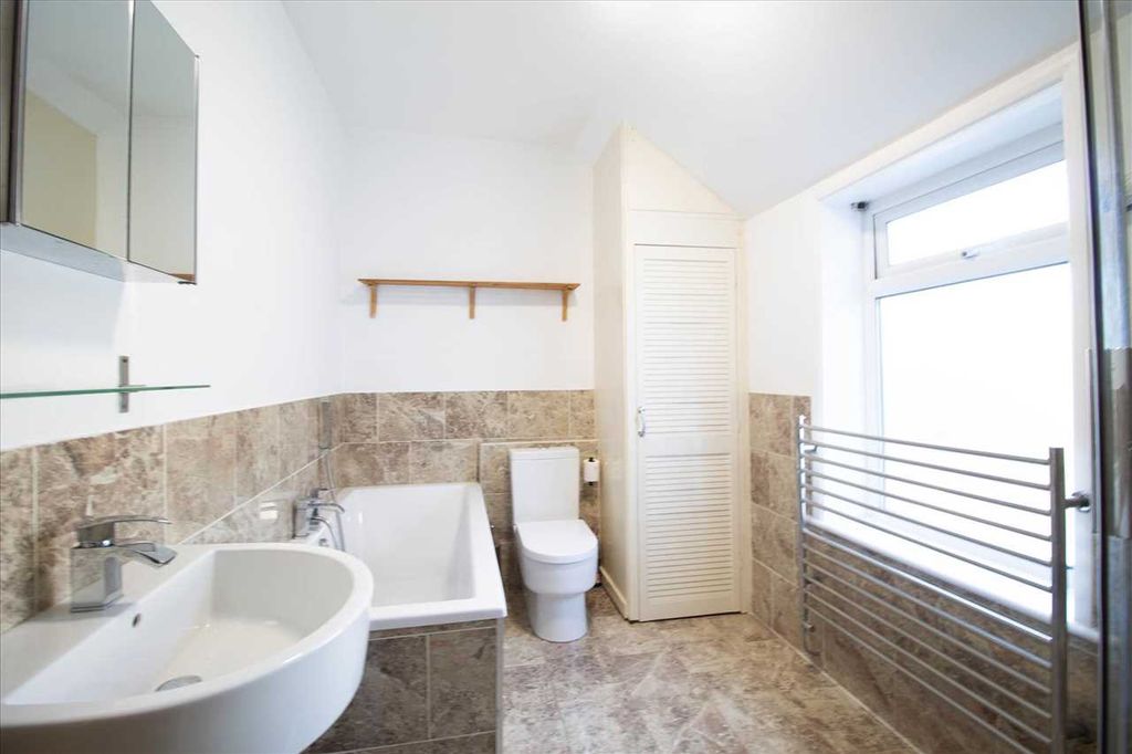 Property photo 3 of 10 Bathroom