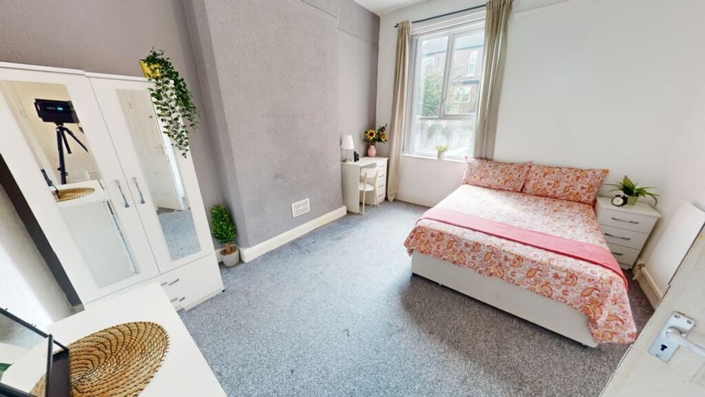Property photo 3 of 10 A Spacious And Bright Large Double Bedroom With St...
