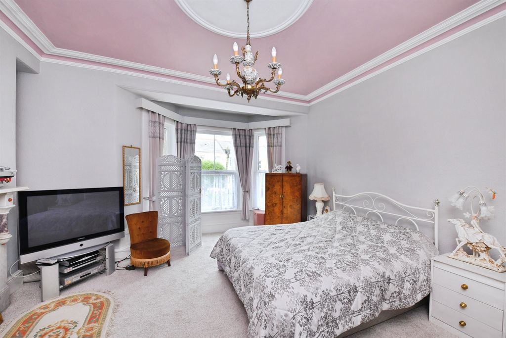 Property photo 2 of 33