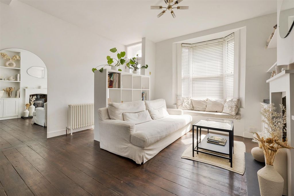 Property photo 2 of 32 Chestnut Avenue, E7