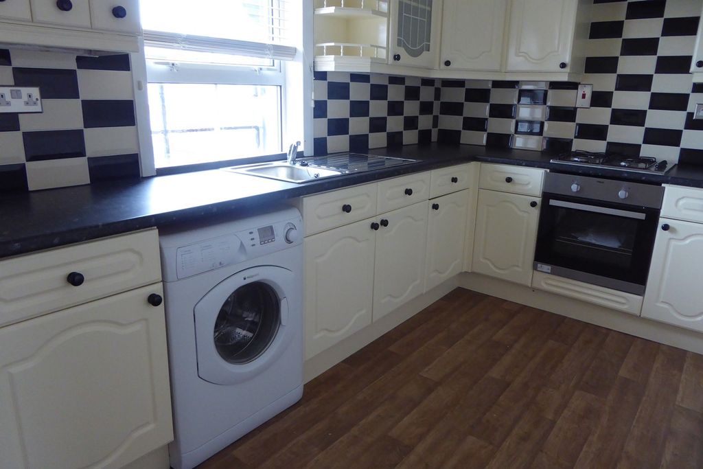 Property photo 3 of 7 Kitchen