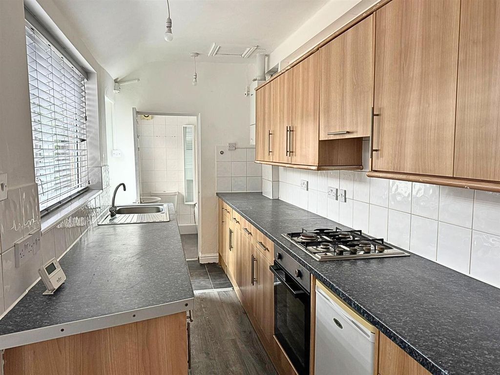 Property photo 3 of 10 Kitchen