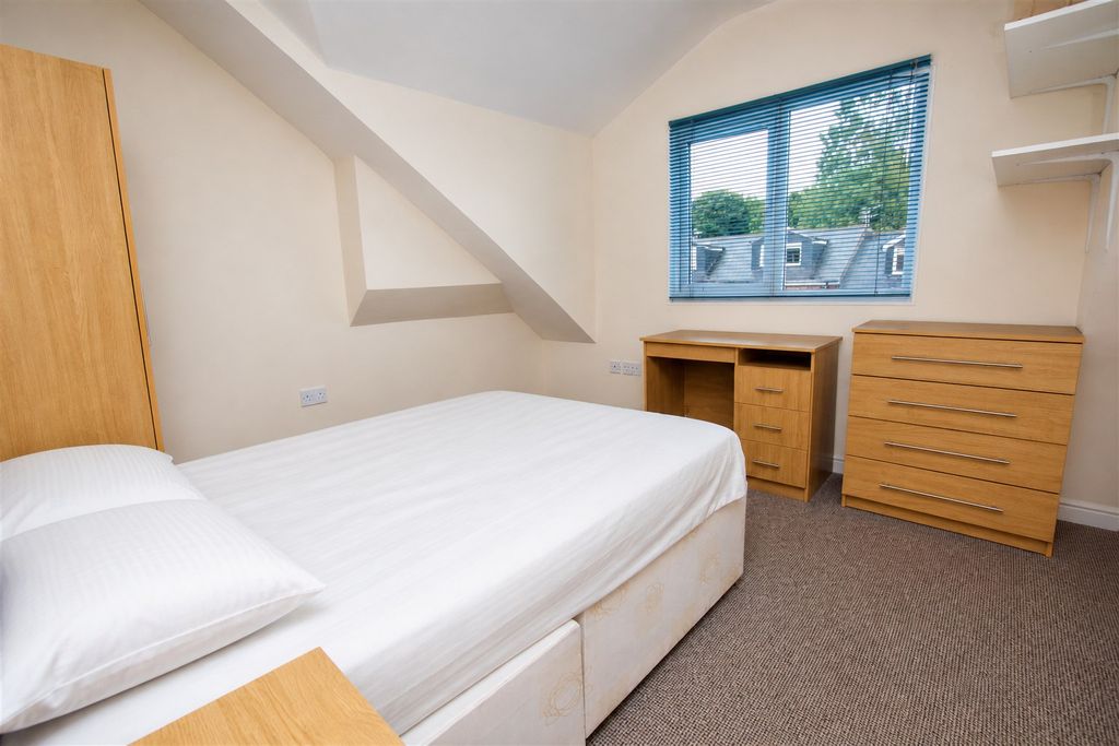 Property photo 3 of 11 Approach