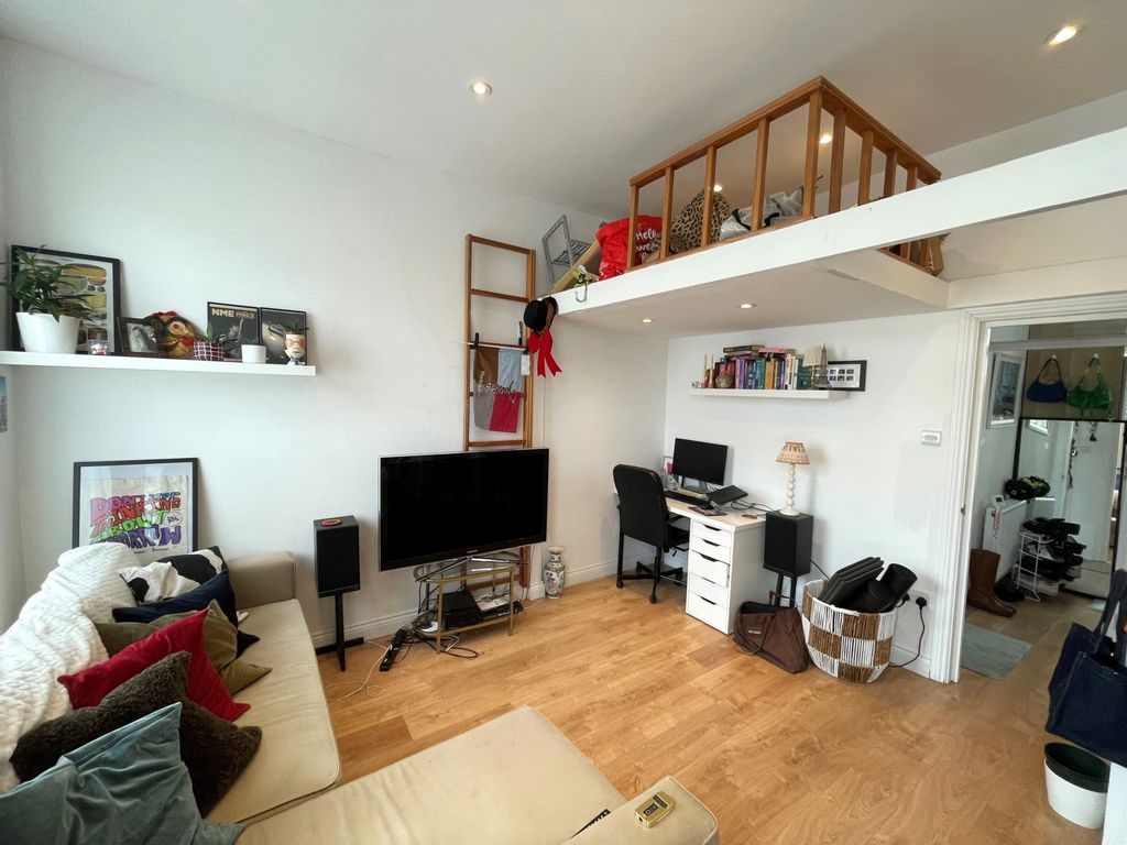 Property photo 3 of 7 Photo 6