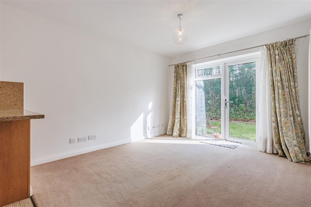 Property photo 3 of 15 3 Theydon Gate (5).Jpg