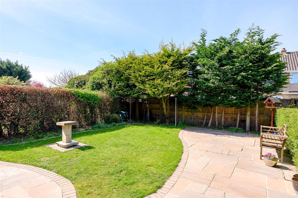 Property photo 2 of 15 Garden