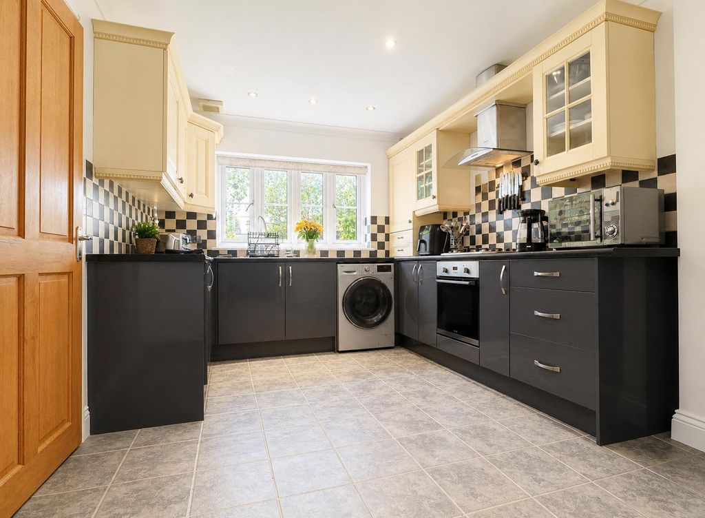 Property photo 2 of 22 E5E34C4E-F2C3-4301-84B3-Abc4Dd389865.Png