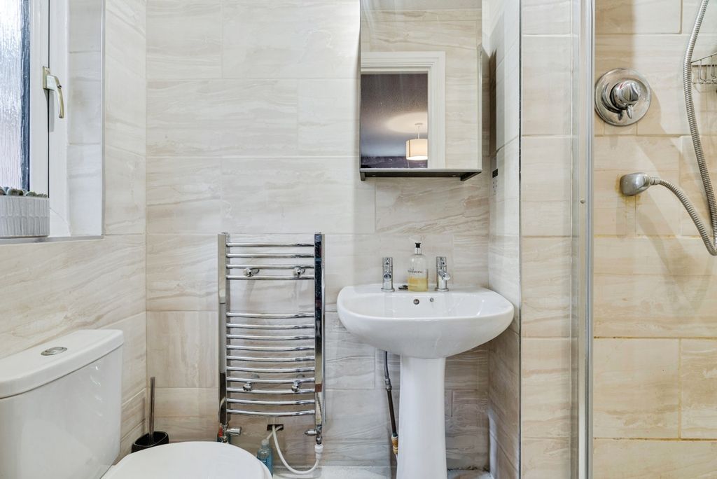 Property photo 3 of 20 En-Suite