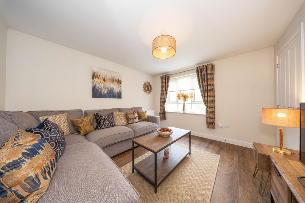 Property photo 2 of 43 Lounge