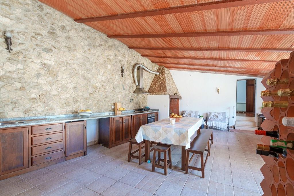 Property photo 1 of 66 Detached 4-Bedroom Villa With 1800 m2 Of Land, Alcobaça