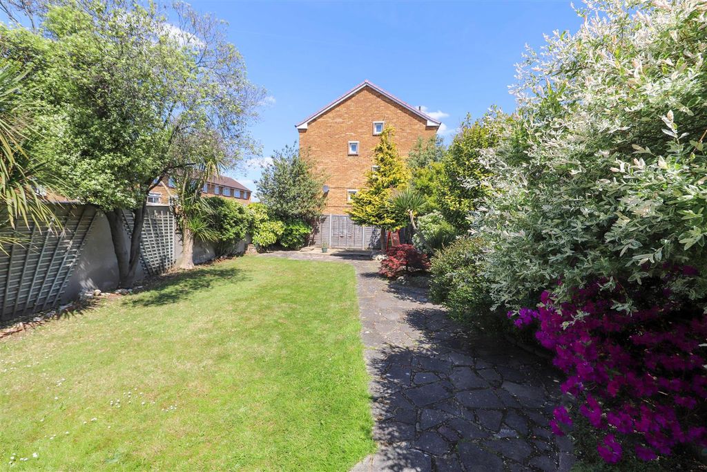 Property photo 2 of 13 Garden