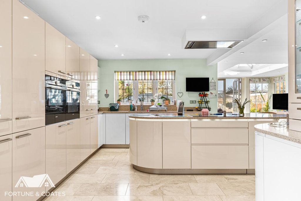 Property photo 3 of 46 Sheeringroad_32.Jpg