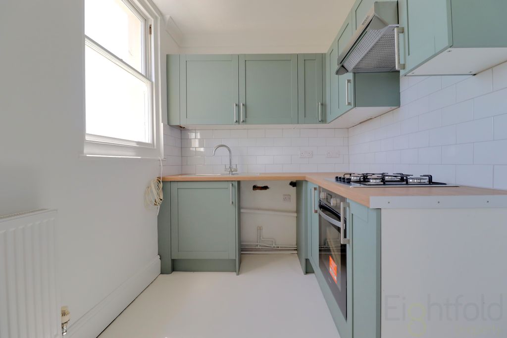 Property photo 3 of 10 Kitchen