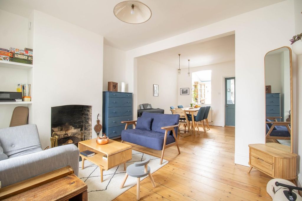 Property photo 2 of 15 3.Sittingroom.Jpg