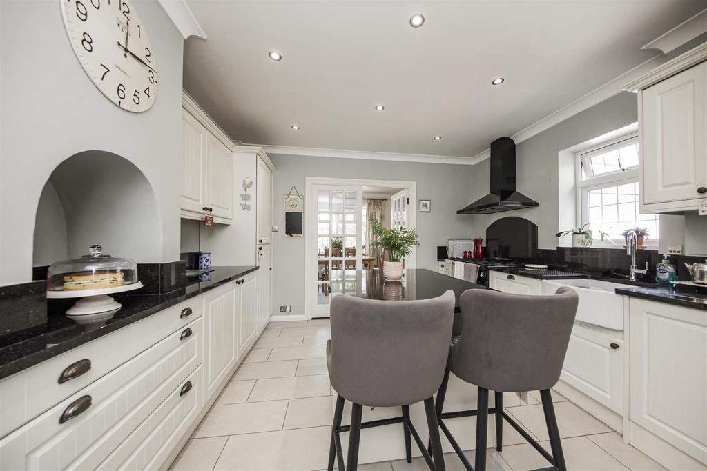 Property photo 2 of 34 Modern Kitchen