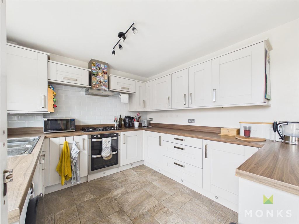 Property photo 2 of 11 Kitchen