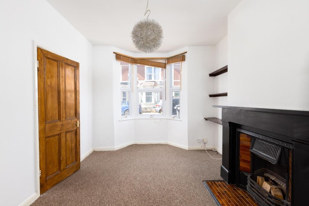 Property photo 1 of 18 61 Oak Road, Bs7-12.Jpg