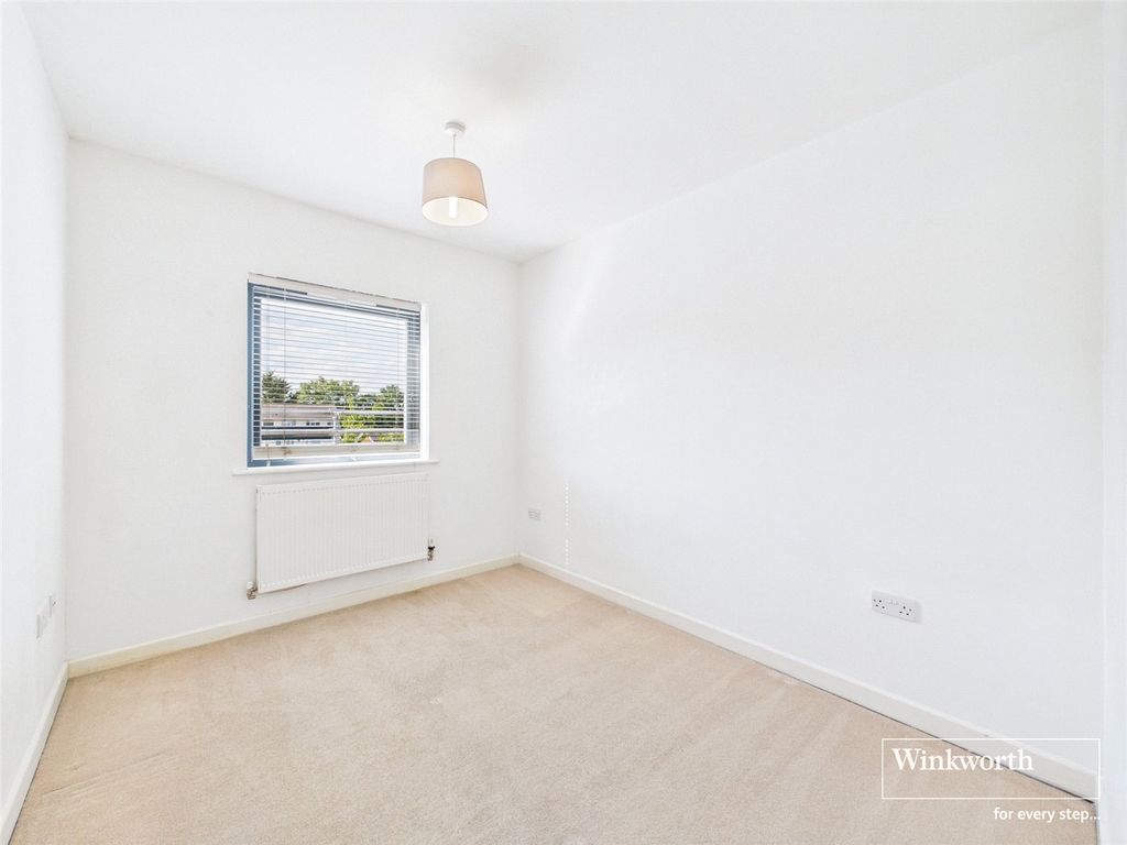 Property photo 3 of 9 Bed 1