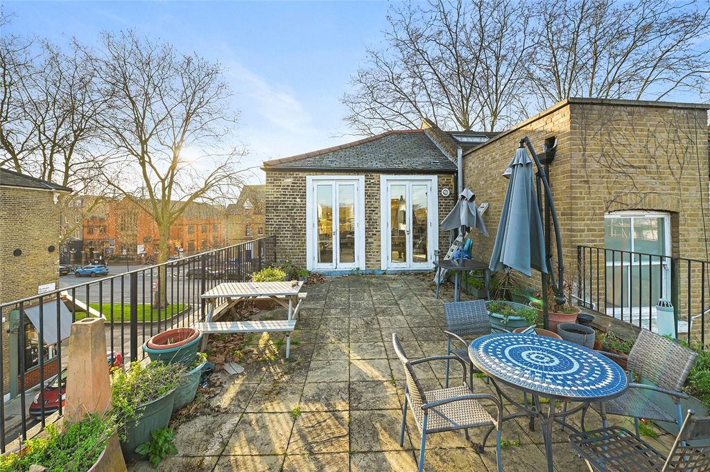 Property photo 2 of 15 Lauriston Road, E9