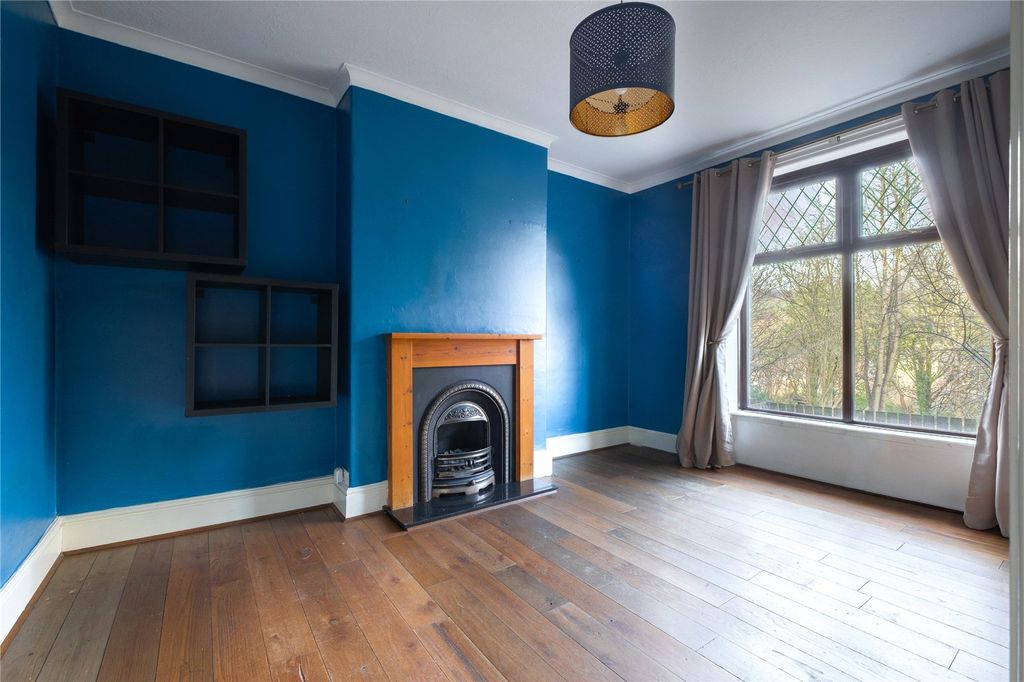 Property photo 2 of 16 Lounge