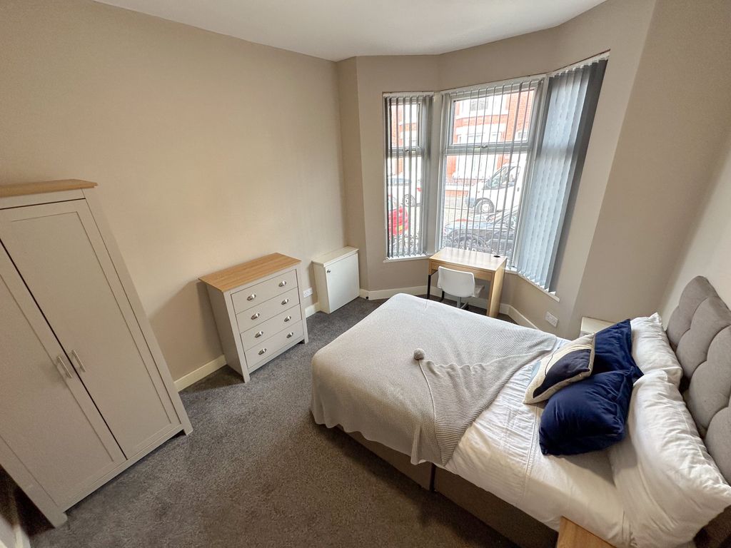Property photo 2 of 5 6