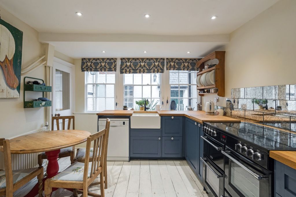 Property photo 3 of 17 Kitchen