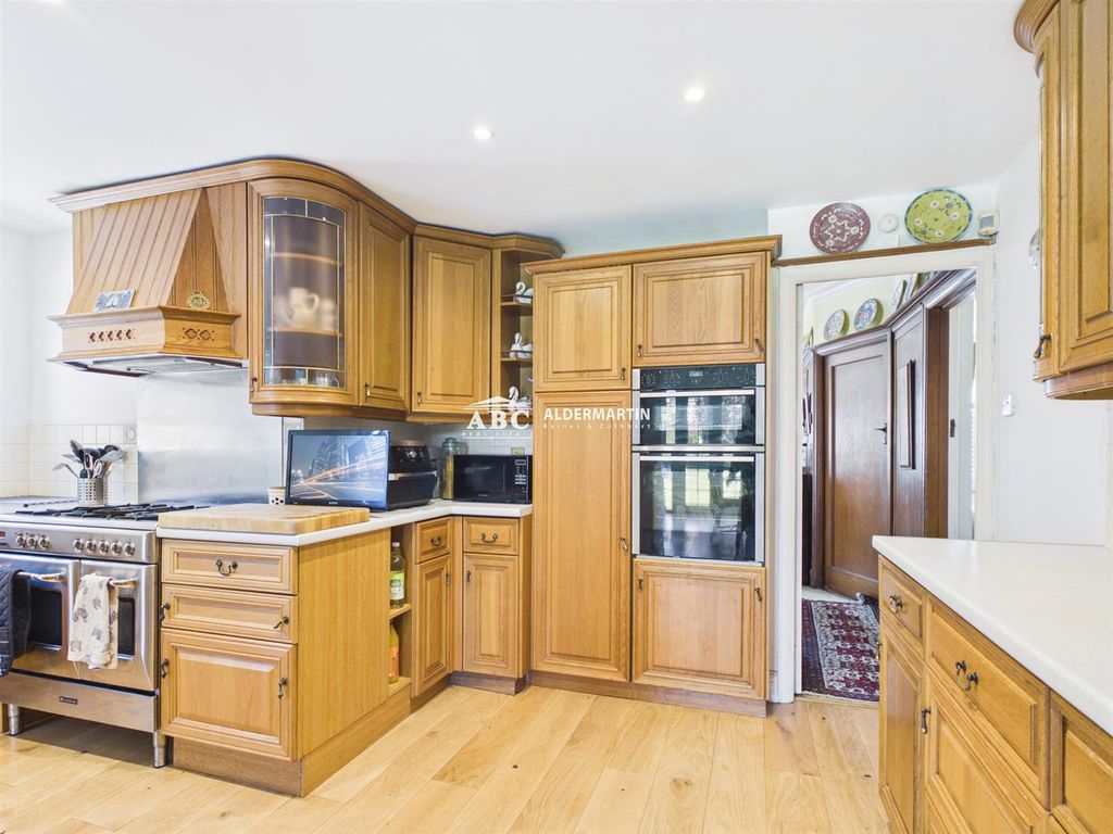 Property photo 3 of 22 Cam03827G0-Pr0148-Still007.Jpg