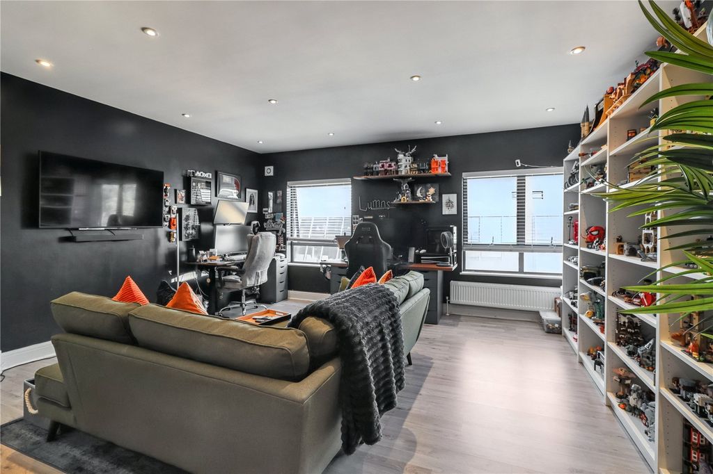Property photo 2 of 10 Living Space