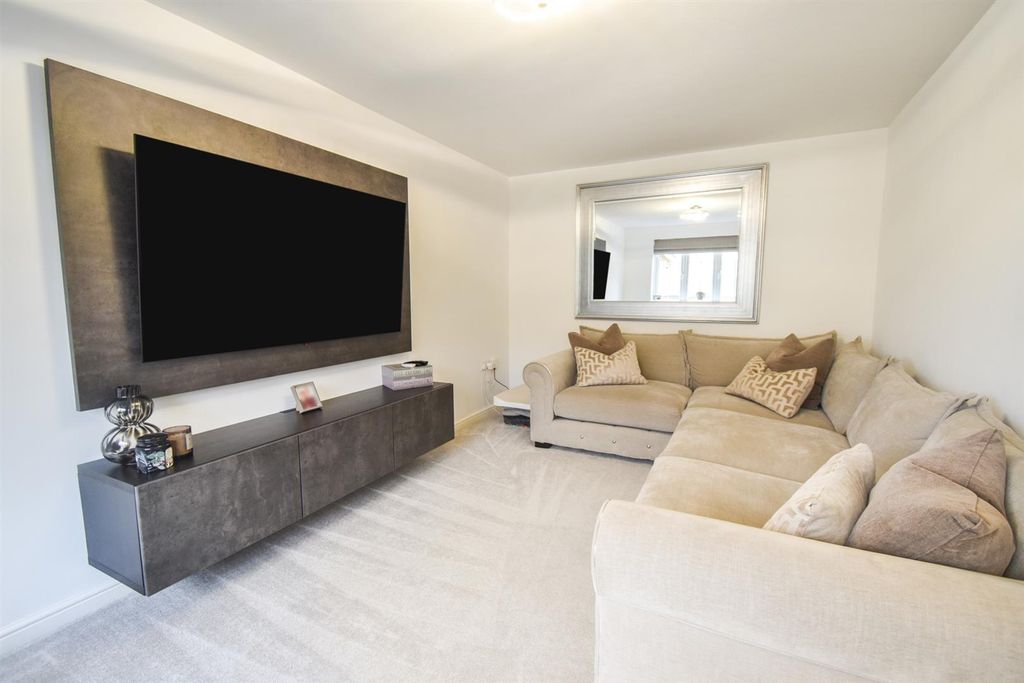 Property photo 3 of 24 Lounge