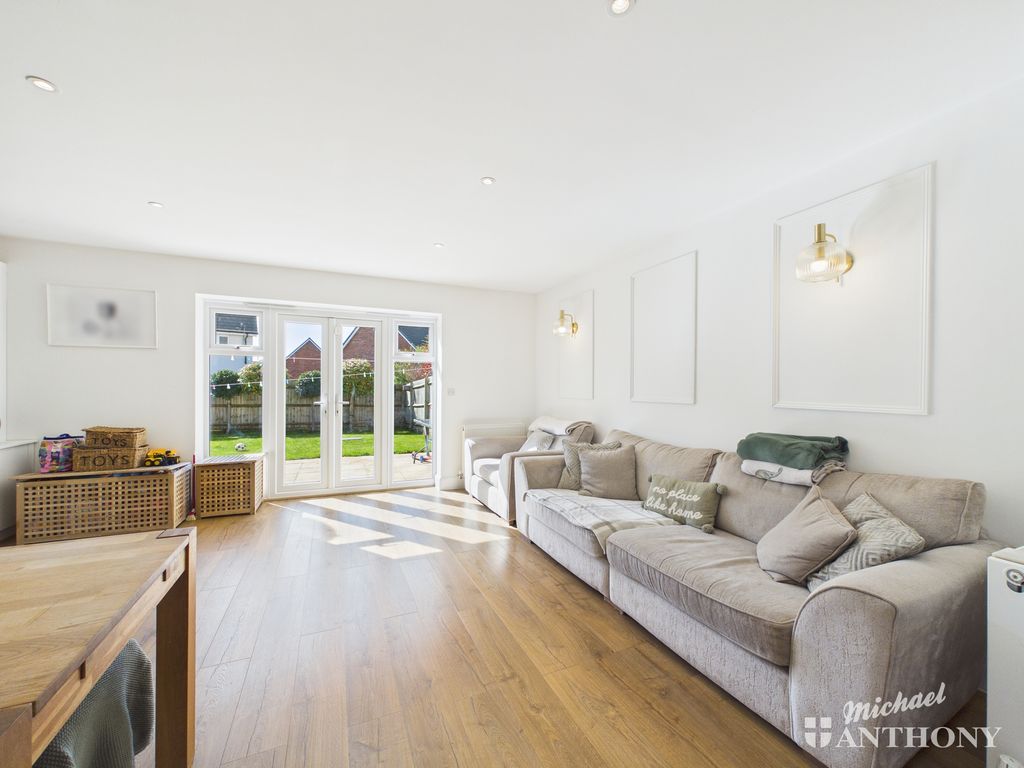 Property photo 3 of 11 Cam02773G0-Pr0415-Still015