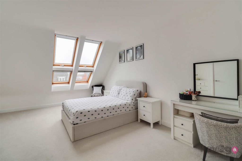 Property photo 2 of 30 5 Bennett Way 5.Jpg