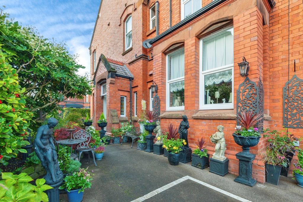 Property photo 2 of 17 Photo