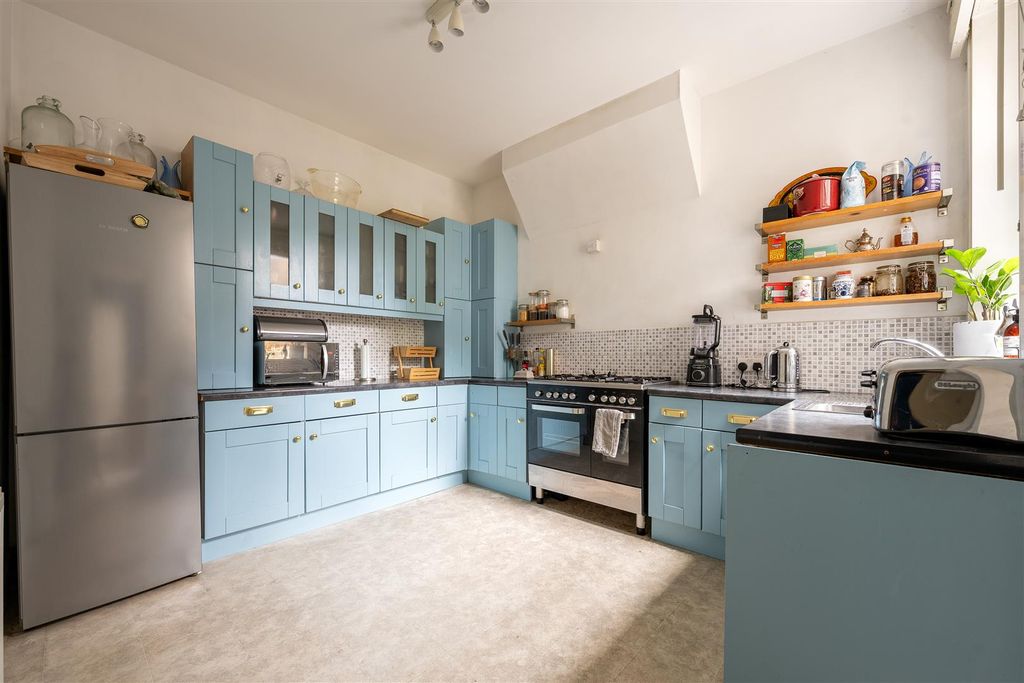 Property photo 3 of 28 Kings Road E11