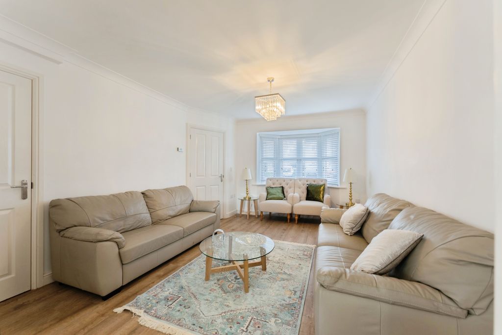 Property photo 3 of 19 Lounge