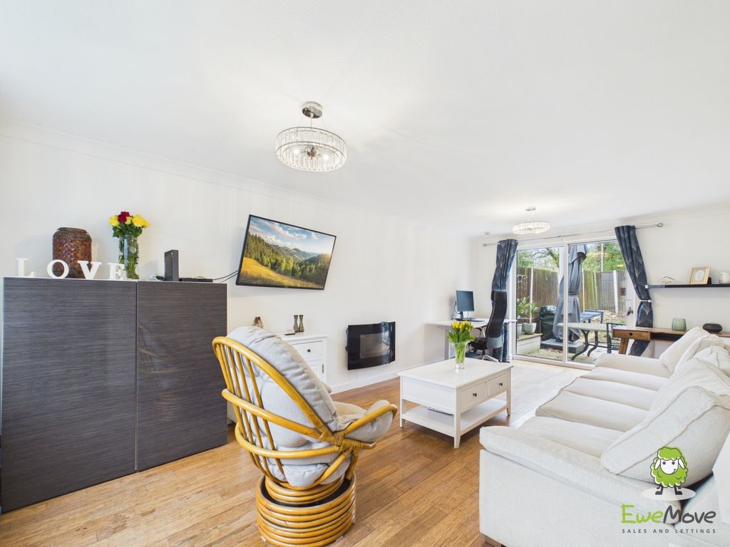 Property photo 2 of 16 Ewemove Estate Agents Basingstoke - Saffron Close