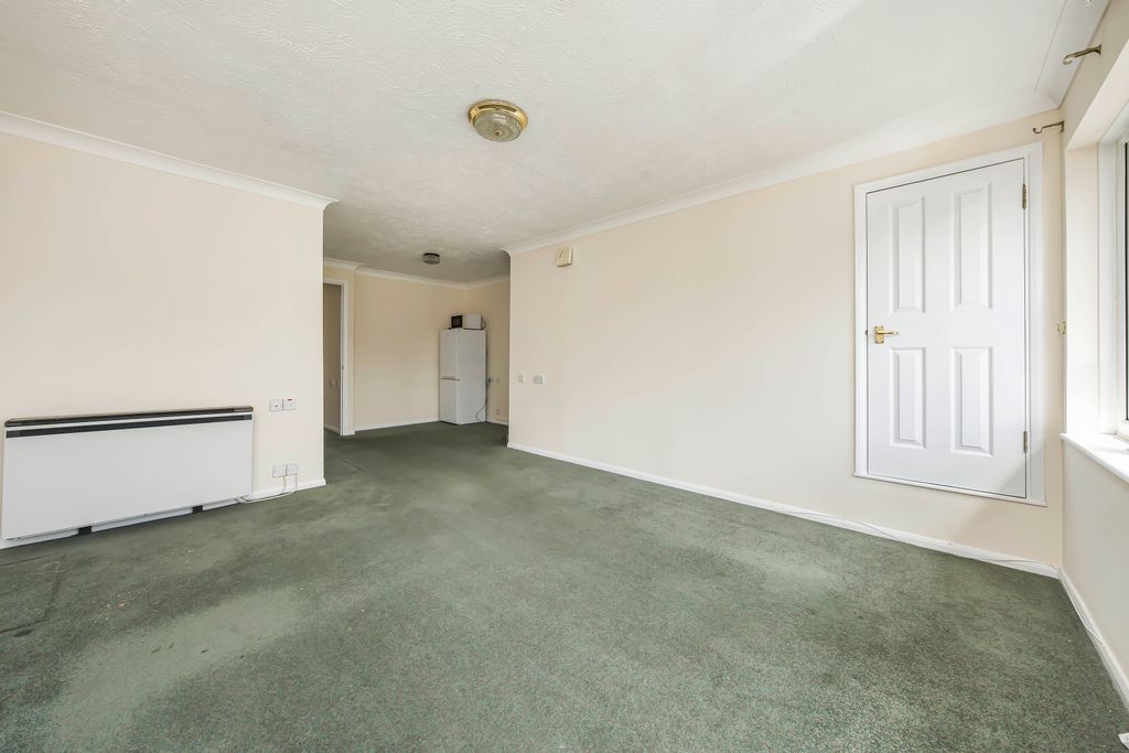 Property photo 2 of 10 Image00011