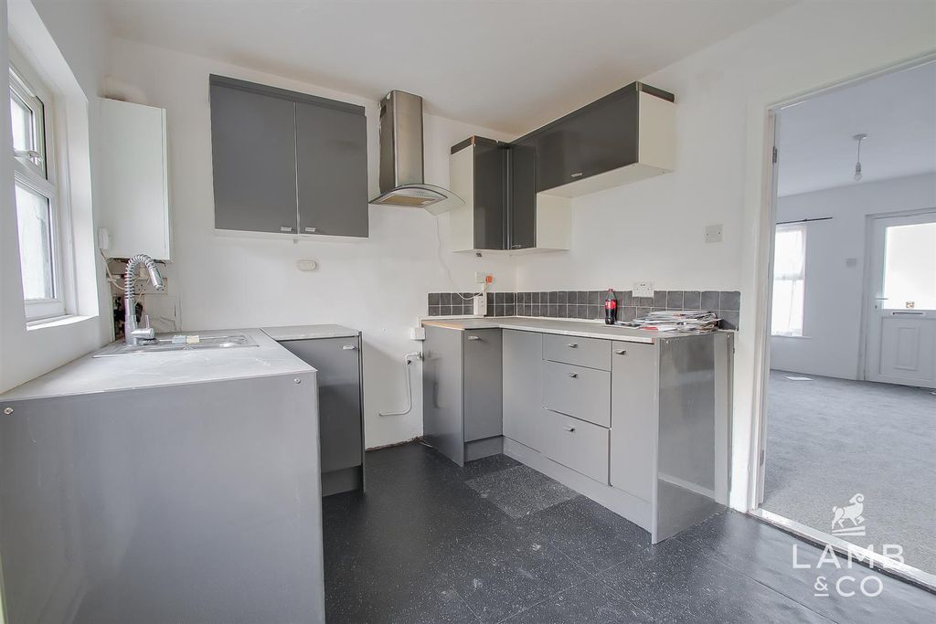 Property photo 3 of 10 Kitchen